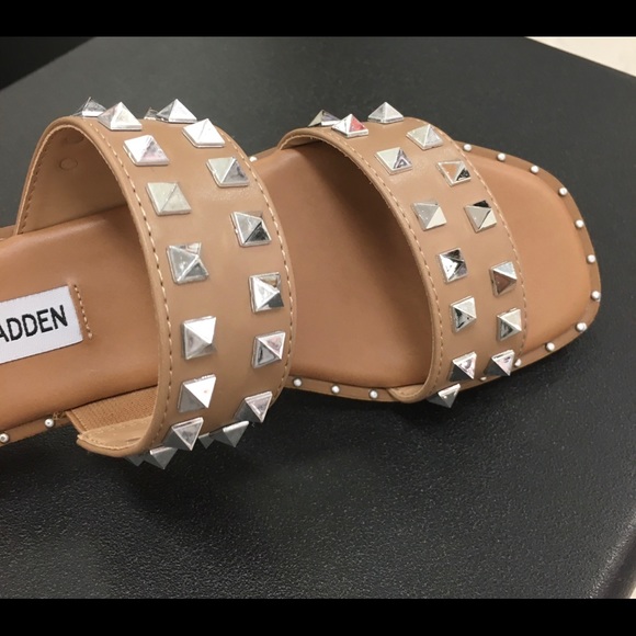 🤎Steve Maddens Nude Studded Slip on shoes 🤎 - Picture 4 of 9